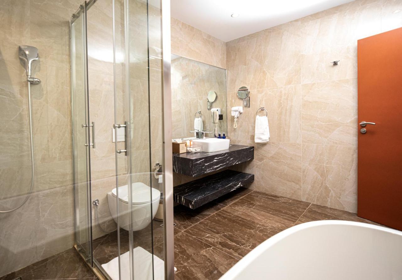 Hotel Diamond Prishtina Пристина Екстериор снимка A bathroom in a hotel