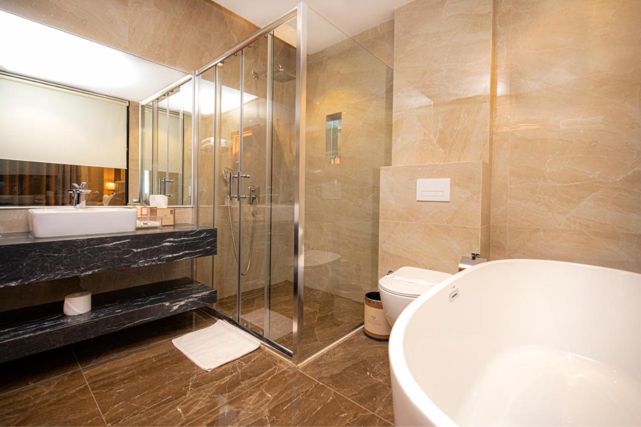 Hotel Diamond Prishtina Пристина Екстериор снимка A bathroom with a shower enclosure