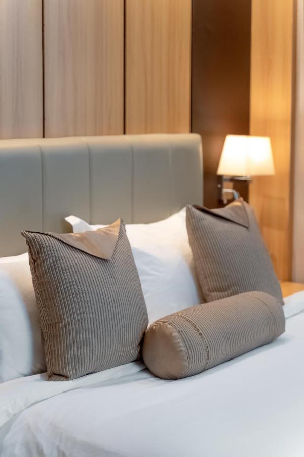 Hotel Diamond Prishtina Laplje Selo Екстериор снимка Pillows on a bed
